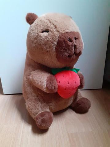 Capybara knuffel met aardbei beschikbaar voor biedingen
