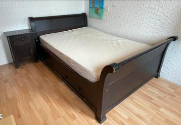 Tweepersoonsbed 140x200cm incl. matras & nachtkastje