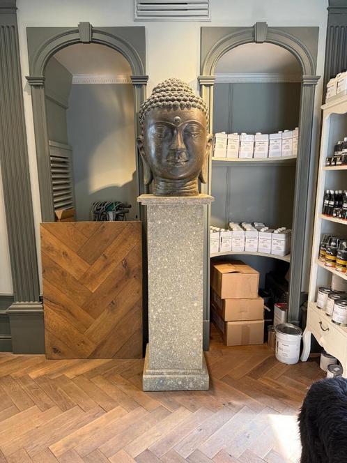 Boeddha beeld op natuurstenen pilaar, Huis en Inrichting, Woonaccessoires | Boeddhabeelden, Nieuw, Ophalen