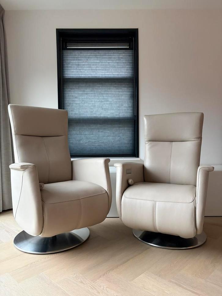 Set van 2 Prominent sta-op relax fauteuils (ZGAN!), Huis en Inrichting, Fauteuils, Zo goed als nieuw, Leer, 50 tot 75 cm, Minder dan 75 cm