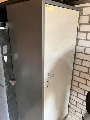 Oude militaire psu kast beschikbaar voor biedingen