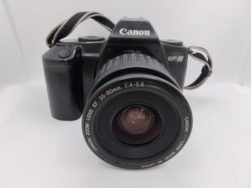 Canon EF-M-camera met een Canon-zoomlens EF 35-80mm f/4-5.6