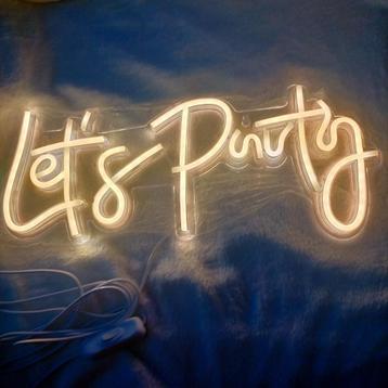 Neon LED verlichting 'Let's party' warm wit op plexiglas beschikbaar voor biedingen