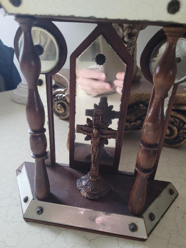 Antiek klein kapelletje met kruisbeeldje, Antiek en Kunst, Antiek | Religie, Ophalen of Verzenden