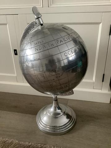 Grote zilverkleurige wereldbol. Riviera Maison interieur beschikbaar voor biedingen