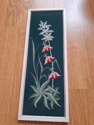 Geborduurd schilderijtje met bloemen beschikbaar voor biedingen