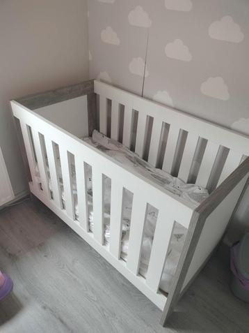 Complete babykamer beschikbaar voor biedingen