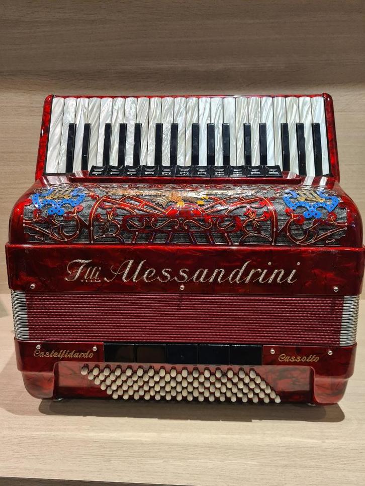 Allessandrini IV 96 P Cassotto Rosso occasion accordeon TOP!, Muziek en Instrumenten, Accordeons, Gebruikt, Toetsaccordeon, 96-bas