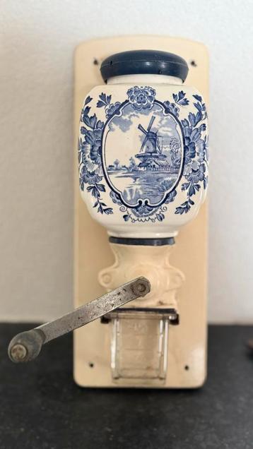 Vintage Koffiemolen met Delfts Blauw Motief beschikbaar voor biedingen