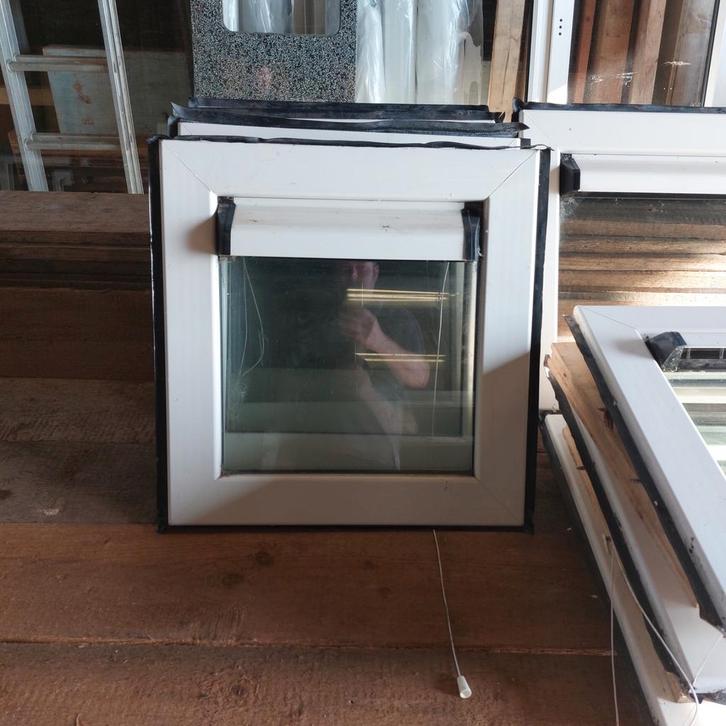 Kunstof kozijnen met dubbel glas en ventilatie rooster, Doe-het-zelf en Verbouw, Kozijnen en Schuifpuien, Zo goed als nieuw, Raamkozijn