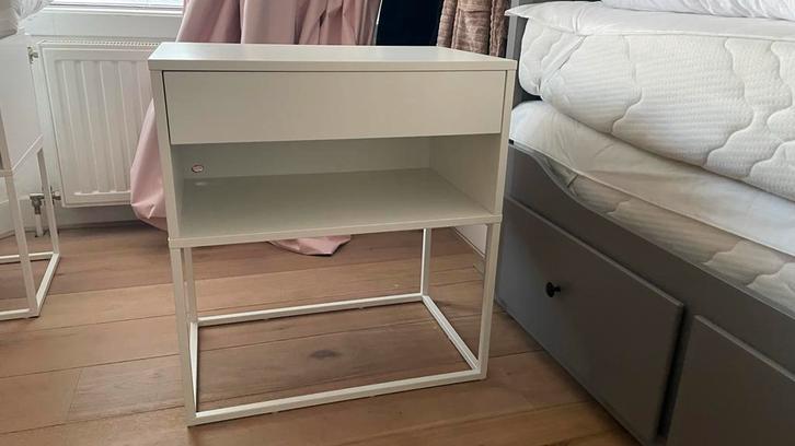 IKEA Vikhammer Nachtkastje - Wit - 60cm, Huis en Inrichting, Slaapkamer | Nachtkastjes, Gebruikt, Minder dan 55 cm, 45 tot 65 cm
