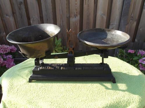 Oude weegschaal met koperen schaaltjes., Antiek en Kunst, Curiosa en Brocante, Verzenden