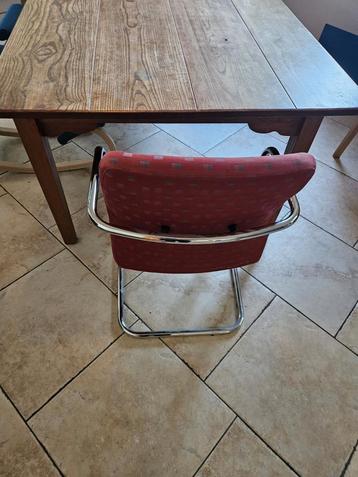 Kantoortafel en katoorstoelen (los te koop) beschikbaar voor biedingen