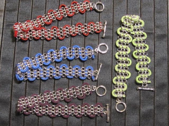 arm. Zilverkleurige armband met suède (in 4 òf 2 kleuren), Sieraden, Tassen en Uiterlijk, Armbanden, Nieuw, Overige materialen