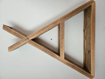 Wandplank boven de comode beschikbaar voor biedingen