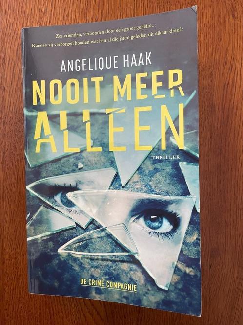 Nooit meer alleen - Angelique Haak, Boeken, Thrillers, Gelezen, Nederland, Ophalen of Verzenden