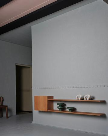 BANZ - Hangend eiken midcentury sideboard met open structuur beschikbaar voor biedingen