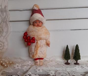 Mooie brocante wattenpop wintermeisje met besjes beschikbaar voor biedingen