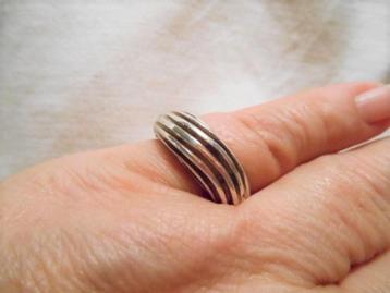 Moderne handgemaakte echt zilveren design ring beschikbaar voor biedingen