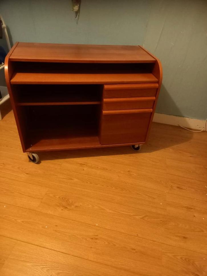 Gratis af te halen nette bureau, Huis en Inrichting, Bureaus, Zo goed als nieuw, Bureau, Met wielen, Ophalen
