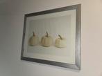 Schilderij witte pompoenen met zilveren houten sierlijst, Ophalen of Verzenden, Zo goed als nieuw