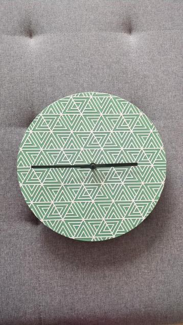 Groene Wandklok met Geometrisch Patroon beschikbaar voor biedingen
