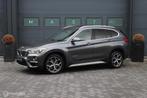 BMW X1 sDrive20i High Exe|Panorama|H&K Audio|Leder|HUD|Trekh, Auto's, BMW, 1998 cc, Euro 6, Bedrijf, Grijs