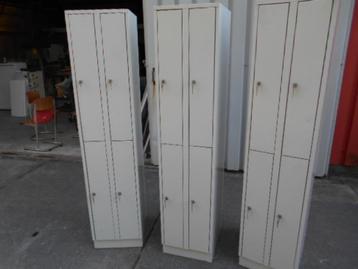 Vintage lockers met sleutels beschikbaar voor biedingen