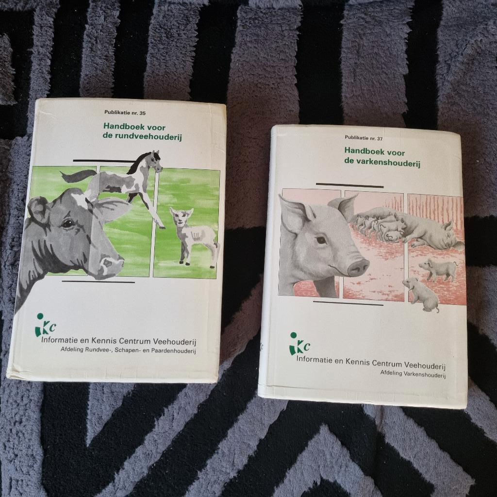 2 Boeken varkens en rundveehouderij, Ophalen of Verzenden, Gelezen, Honden