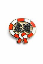 Judo Speldje / Pin - rood-witte band, Ophalen of Verzenden, Nieuw, Sport, Speldje of Pin