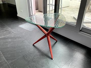 Bijzet Tafel Glazen blad met houten onderstel. Prima staat beschikbaar voor biedingen