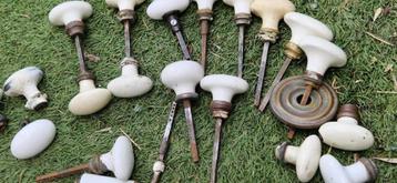 Antieke partij deurbeslag van porseleinen knoppen (brocante) beschikbaar voor biedingen