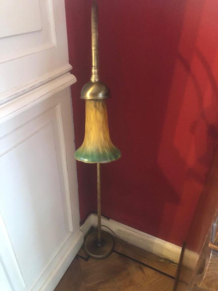 Art deco-achtige staande tulplamp. Uniek van messing en glas, Huis en Inrichting, Lampen | Vloerlampen, Zo goed als nieuw, 100 tot 150 cm