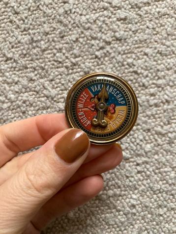 Efteling Kompas pin voor personeel beschikbaar voor biedingen