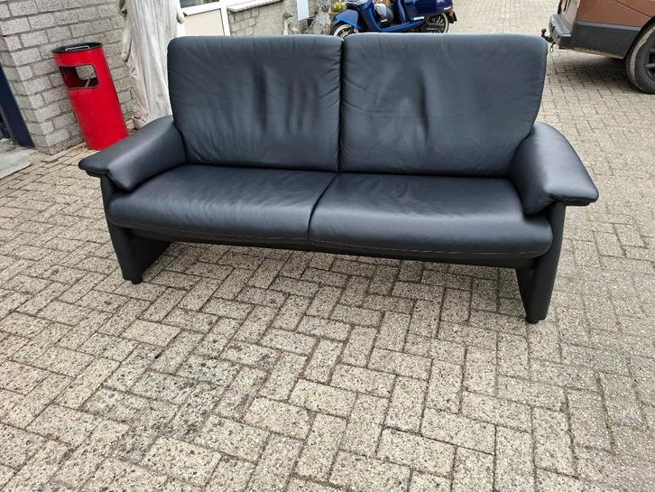 nieuwstaat zwart rundleren 3 zits bank nieuwstaat senioren, Huis en Inrichting, Banken | Bankstellen, Zo goed als nieuw, 75 tot 100 cm