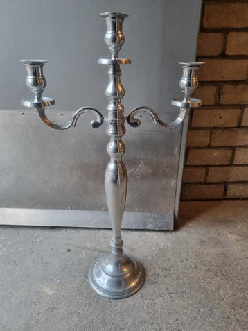 Zilverkleurige kandelaar voor 3 kaarsen beschikbaar voor biedingen