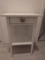 Hemnes nachtkastje wit met vlinderknop, Gebruikt, Minder dan 45 cm, Ophalen of Verzenden, Minder dan 55 cm