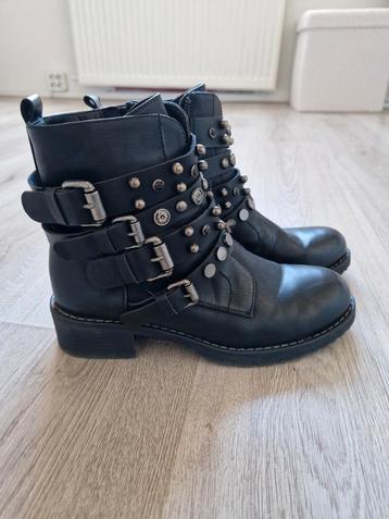 Laarsjes met studs beschikbaar voor biedingen