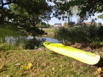 Toerkayak met roer en peddels beschikbaar voor biedingen