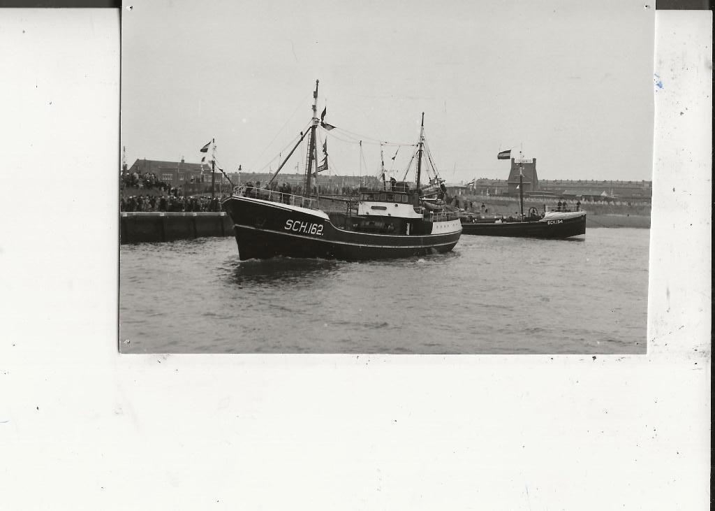 Scheveningen Sch 162 en Sch 134 stomen op Fotokaart, Verzenden, 1940 tot 1960, Ongelopen, Zuid-Holland