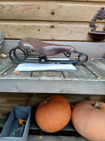Vintage leren zadel voor oldtimer beschikbaar voor biedingen