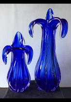 2 kobaltblauwe glazen vazen. Mond vorm v. Bloem. Blauw glas., Blauw, Ophalen of Verzenden, Minder dan 50 cm, Glas