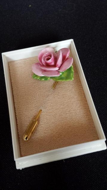 Engels Porseleinen Pin / Broche ROOS ~ Fine Bone China  beschikbaar voor biedingen