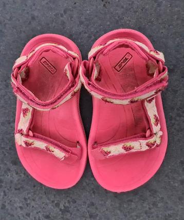 Teva Sandalen Roze Aardbeien Maat 28/29 beschikbaar voor biedingen