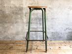 Stoere vintage industriele hoge werkkruk met groen frame, Gebruikt, 60 tot 90 cm, Ophalen of Verzenden, 1 kruk