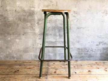 Stoere vintage industriele hoge werkkruk met groen frame beschikbaar voor biedingen