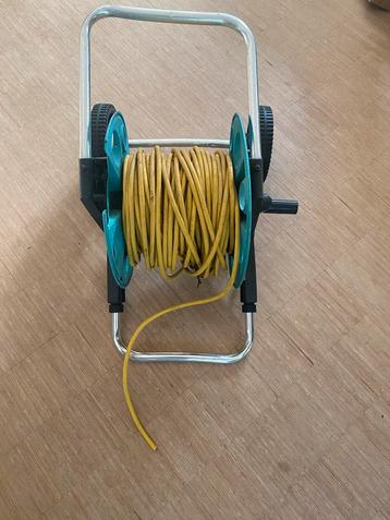 Heel lang netsnoer op tuinhaspel beschikbaar voor biedingen