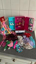 Barbie kast met kleertjes etc, Verzamelen, Poppen, Ophalen of Verzenden, Kleertjes, Zo goed als nieuw