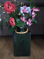 Te koop, mooie vierkante vaas met kunstbloemen., Minder dan 50 cm, Nieuw, Glas, Ophalen
