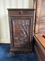 Antiek Bretons Nachtkastje met Houtsnijwerk, Antiek en Kunst, Antiek | Meubels | Kasten, Ophalen of Verzenden
